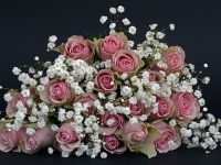 How to Make a Wedding Flower Arrangement